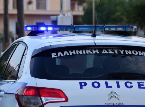 Σοβαρά επεισόδια ανάμεσα σε οπαδούς της ΑΕΚ και του ΠΑΟΚ στην Εθνική οδό