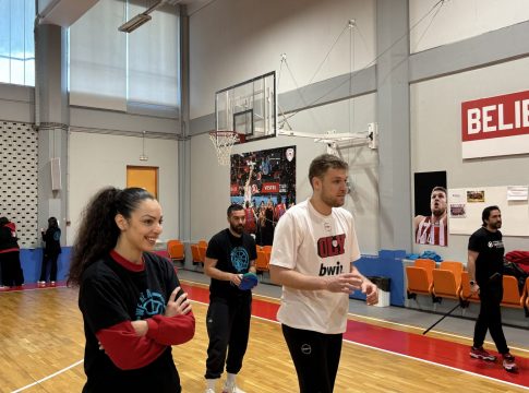 Ολυμπιακός: Η One Team τιμά την Παγκόσμια Ημέρα της Γυναίκας (vid)
