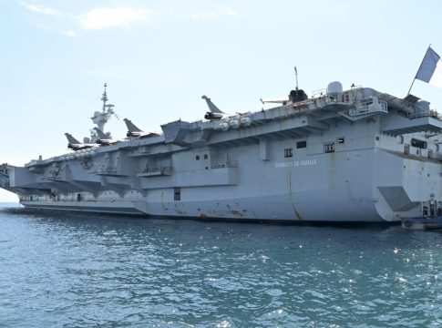Στον όρμο Φαλήρου το γαλλικό αεροπλανοφόρο Σαρλ Ντε Γκολ