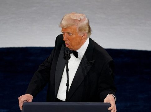 Τραμπ: «Όλες οι χώρες μου φιλούν τον κ*λο για να κάνουν μια συμφωνία» – Νέα προκλητική δήλωση