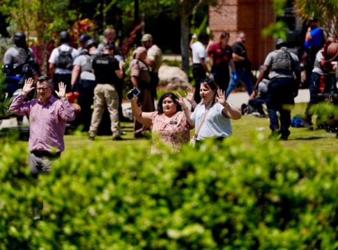 ΗΠΑ: Ενας νεκρός και έξι τραυματίες μετά από πυροβολισμούς σε πανεπιστήμιο στη Φλόριντα