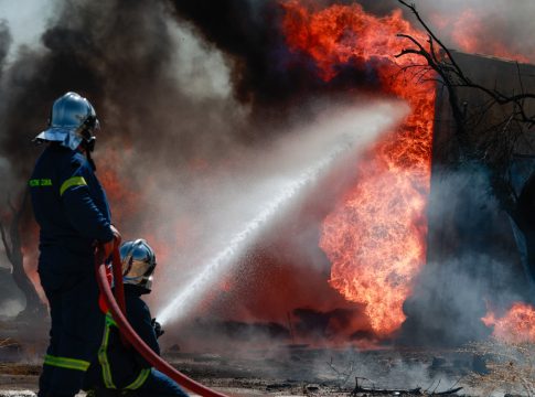 Κως: Φωτιά σε τέσσερα οχήματα που βρίσκονταν σε οικόπεδο