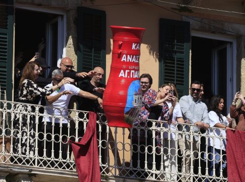 Έσπασαν και φέτος οι μπότηδες στην Κέρκυρα – Το εντυπωσιακό έθιμο του Πάσχα (vid)