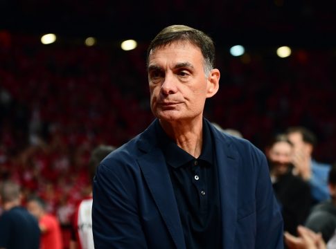 Χαμός για τον Γιώργο Μπαρτζώκα κατά την είσοδό του στο ΣΕΦ (vid)