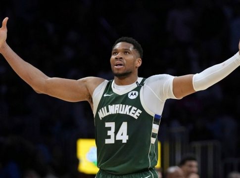 Το εντυπωσιακό triple double του Αντετοκούνμπο που οδήγησε τους Μπακς στη νίκη επί των Χιτ (vid)