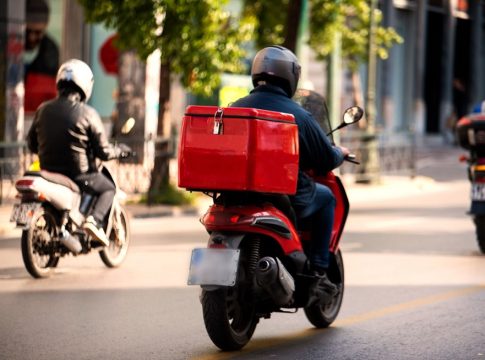 Δουλεύει ντελιβεράς σε πιτσαρία: Οικονομική καταστροφή για πασίγνωστο πρωταγωνιστή της ελληνικής τηλεόρασης, κάνει 3 δουλειές για να ζήσει