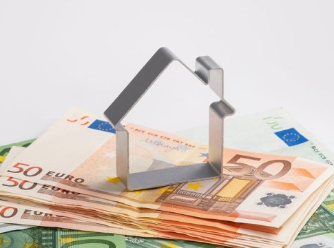 Η κατοικία ως δικαίωμα ή ως επενδυτικό προϊόν; Πώς το βλέπουν ενοικιαστές και ιδιοκτήτες