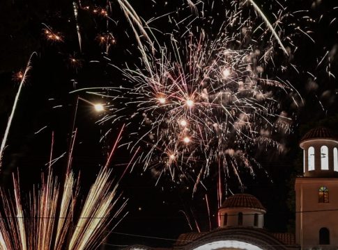 Με λαμπρότητα και κατάνυξη γιορτάστηκε η Ανάσταση – Χιλιάδες βεγγαλικά φώτισαν τον ουρανό