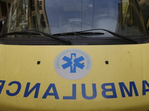 Τροχαίο στον Άλιμο: Σοβαρός τραυματισμός μοτοσικλετιστή έπειτα από σύγκρουση με φορτηγό