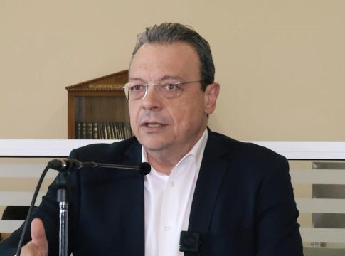 Φάμελλος σε εργαζόμενους της ΕΑΒ: «Δεν χρειαζόμαστε τον Μινχάουζεν για πρωθυπουργό»