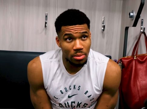 Αντετοκούνμπο για το ιστορικό triple-double με τους Σίξερς: «Είναι κάτι που θα συζητάω με τα παιδιά μου και τα εγγόνια μου όταν αποσυρθώ» (vids)