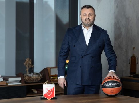 Έξαλλος ο πρόεδρος του Ερυθρού Αστέρα: «Τους πληρώσατε για να μας κλέψουν»