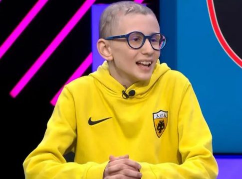 Συγκίνησε ο μικρός Μιχαήλ: «Ήθελα να πάρουν δύναμη κι άλλα παιδιά με παρόμοιο πρόβλημα, συγκινήθηκα που πήρα τις φανέλες»