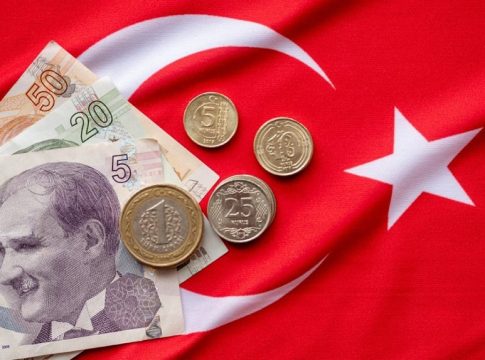 Πολιτική αστάθεια και μείωση αποθεμάτων πλήττουν την Τουρκία – Τι είδε η Fitch