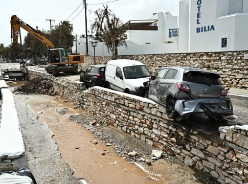 Εικόνες καταστροφής στις Κυκλάδες – Μάχη με το χρόνο στην Πάρο για να αποκατασταθούν οι ζημιές πριν το Πάσχα