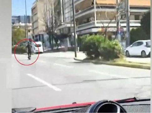 Απίστευτο: Ηλεκτρικό πατίνι «σπάει» τα 100 χλμ./ώρα στη Συγγρού – Προσπερνάει τα αυτοκίνητα με ιλιγγιώδη ταχύτητα
