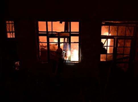 Άνω Πατήσια: Σε ύφεση η φωτιά σε εγκαταλελειμμένο εργοστάσιο – Αποκαταστάθηκε η κυκλοφορία