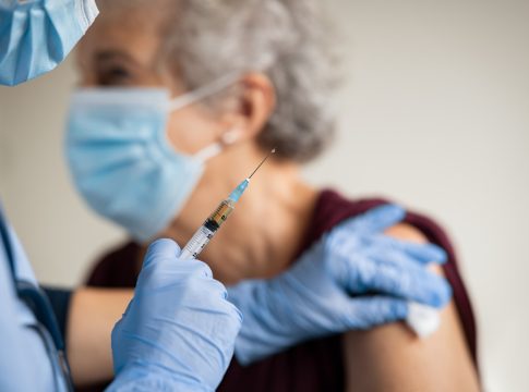 Εμβόλιο για άσχετη ασθένεια βρέθηκε να μειώνει τον κίνδυνο άνοιας