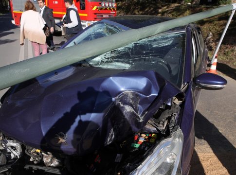 Τροχαίο στην Εκάλη: Οδηγός αυτοκινήτου έπεσε πάνω σε κολόνα φωτισμού – Διακοπή κυκλοφορίας