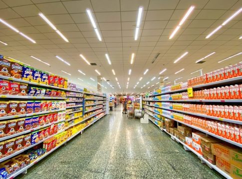 Οι δασμοί κάνουν ακριβότερο το super market για τους καταναλωτές στις ΗΠΑ