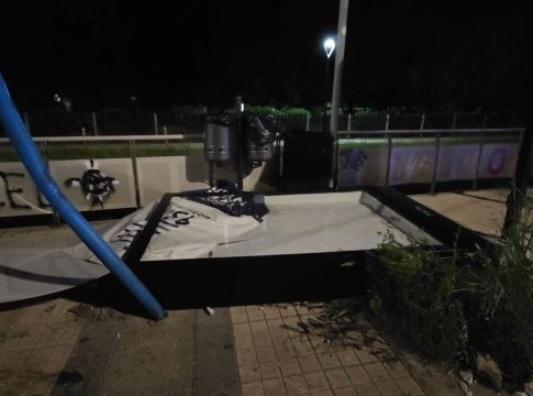 SUV έπεσε πάνω σε στάση λεωφορείου στον Φλοίσβο