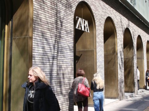 Εντυπωσιασμένη όλη η Αθήνα με το Zara των 6.000 τ.μ. – Εικόνες και βίντεο από το ιστορικό Μινιόν που άνοιξε ξανα 20 χρόνια μετά