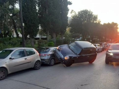 Απίστευτο σκηνικό έξω από αγώνα βόλεϊ: Ηλικιωμένος οδηγός καβάλησε αυτοκίνητο διαιτητή (vid)