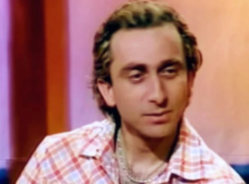 Γιώργος Ταμπάκης: Τα παρατράγουδα με την Αννίτα Πάνια, η χαρακτηριστική φωνή και η σημερινή αγνώριστη εμφάνιση