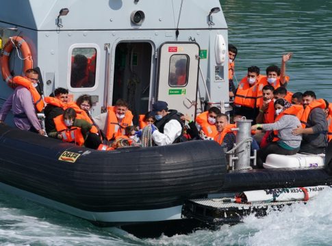 Γαλλία: Μητέρα και παιδί έχασαν τη ζωή τους προσπαθώντας να διασχίσουν τη Μάγχη