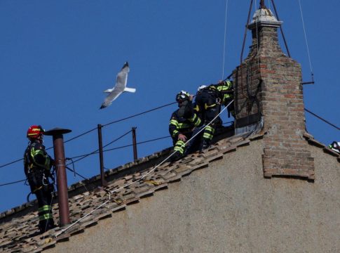 Βατικανό: Τοποθετήθηκε η καπνοδόχος για την έναρξη του κονκλαβίου