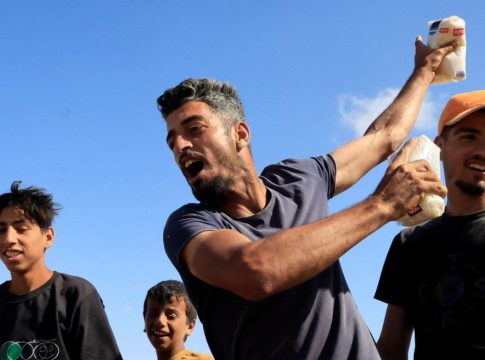 Γάζα: Χάος με την αμερικανική βοήθεια – Παλαιστίνιοι έσπασαν τα φράγματα – Ισραηλινά πυρά στους πεινασμένους