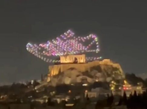 Η Ακρόπολη στο έλεος – Το ιπτάμενο παπούτσι για 380 ευρώ, η μήνυση του ΥΠΠΟ και οι αντιδράσεις