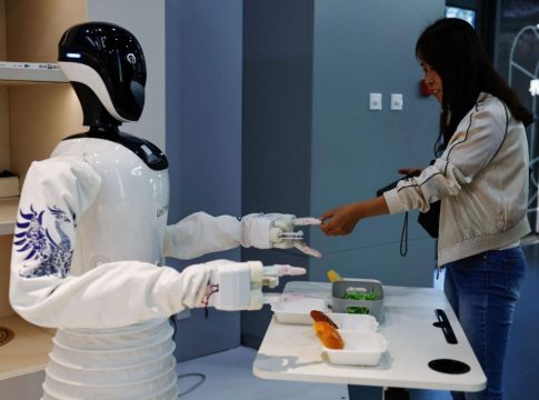 Τριπλάσιες οι πιθανότητες να χάσουν τη δουλειά τους οι γυναίκες από την τεχνητή νοημοσύνη απ’ ό,τι οι άνδρες