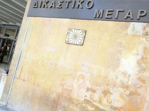 Στα δικαστήρια Θεσσαλονίκης ο 17χρονος που φέρεται να σκότωσε και να έκαψε 16χρονη στην Πολωνία