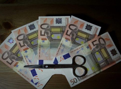 Άγνωστη λέξη η αποταμίευση για τα ελληνικά νοικοκυριά λόγω ακρίβειας και υψηλού κόστους ζωής