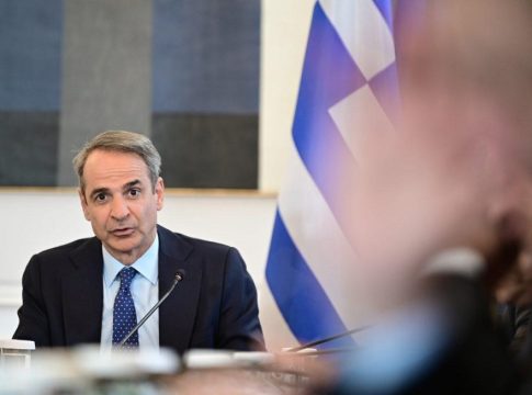 Έκτακτη σύσκεψη στο Μαξίμου το Σάββατο για την ανομία στα πανεπιστήμια, μετά την επίθεση στη Νομική