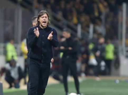 «Η Τσίβας δεν σκέφτεται τον Αλμέιδα για τον πάγκο της»