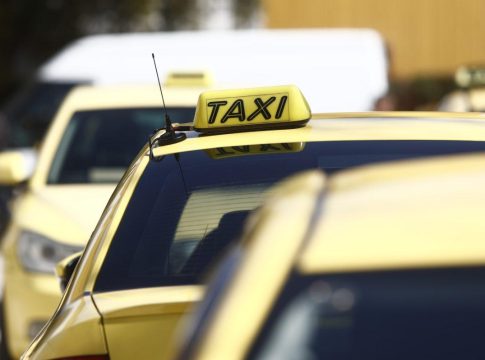 Ρήγμα στα ταξί για το «σκνίπα pass» – Αλλαγή στάσης από την Πανελλήνια Ομοσπονδία