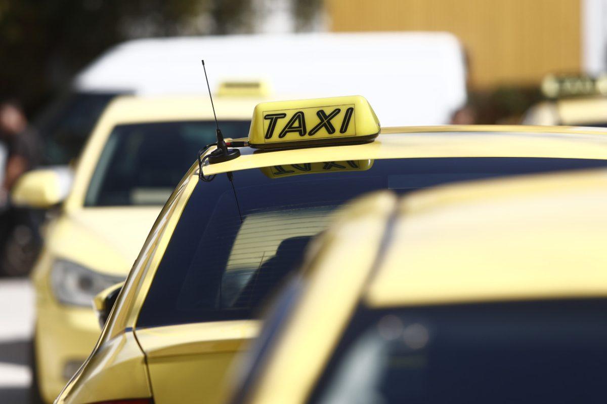 Ρήγμα στα ταξί για το «σκνίπα pass» – Αλλαγή στάσης από την Πανελλήνια Ομοσπονδία