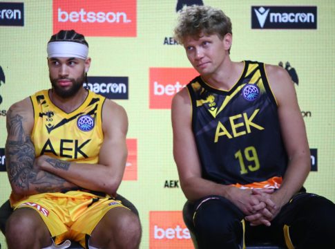 ΑΕΚ: Αμφίβολος για Ολυμπιακό ο Κουζμίνσκας