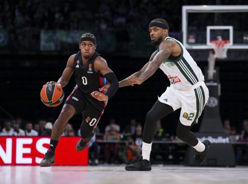 Ο Σορτς «τελειώνει» τον Λορέντζο Μπράουν που προβάρει τα… ερυθρόλευκα