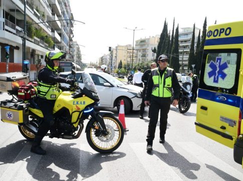 Σοβαρό τροχαίο στη Συγγρού: Μοτοσικλέτα παρέσυρε πεζό