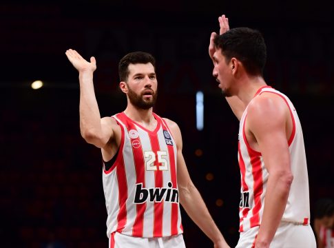 Ολυμπιακός – ΑΕΚ 87-85: Με «καυτό» Πίτερς και το μυαλό στο… Άμπου Ντάμπι έκανε το 1-0