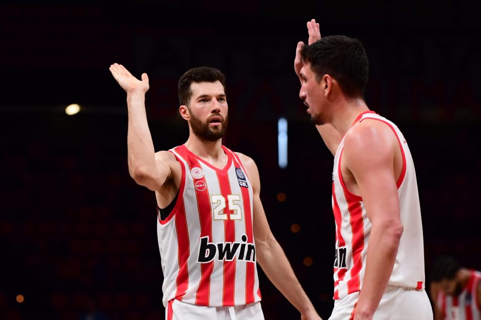 Ολυμπιακός – ΑΕΚ 87-85: Με «καυτό» Πίτερς και το μυαλό στο… Άμπου Ντάμπι έκανε το 1-0