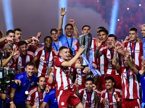 Το 2022 κρατούσε σαν ball boy το τρόπαιο, το 2025 το σήκωσε ως Πρωταθλητής: Η υπέροχη ιστορία του Μουζακίτη! (vid)