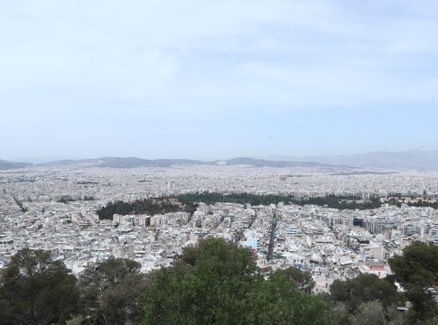 Καιρός: Τοπικές βροχές, 32άρια και αφρικανική σκόνη την Παρασκευή