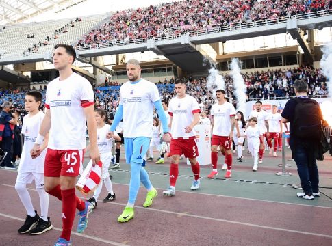 Τι σημαίνει η λέξη που είχαν τα μπλουζάκια των παικτών κατά την είσοδό τους στο γήπεδο (pics)