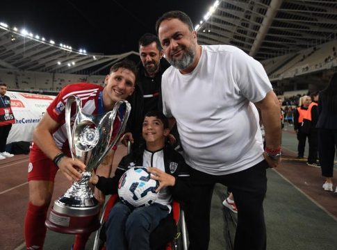 Βαγγέλης Μαρινάκης και Παναγιώτης Ρέτσος πήγαν το Κύπελλο στον μικρό Γιαννάκη (vid, pics)