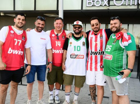 Euroleague: Φίλαθλοι του Ολυμπιακού και του Παναθηναϊκού ποζάρουν μαζί λίγο πριν την έναρξη του Final Four (pics)