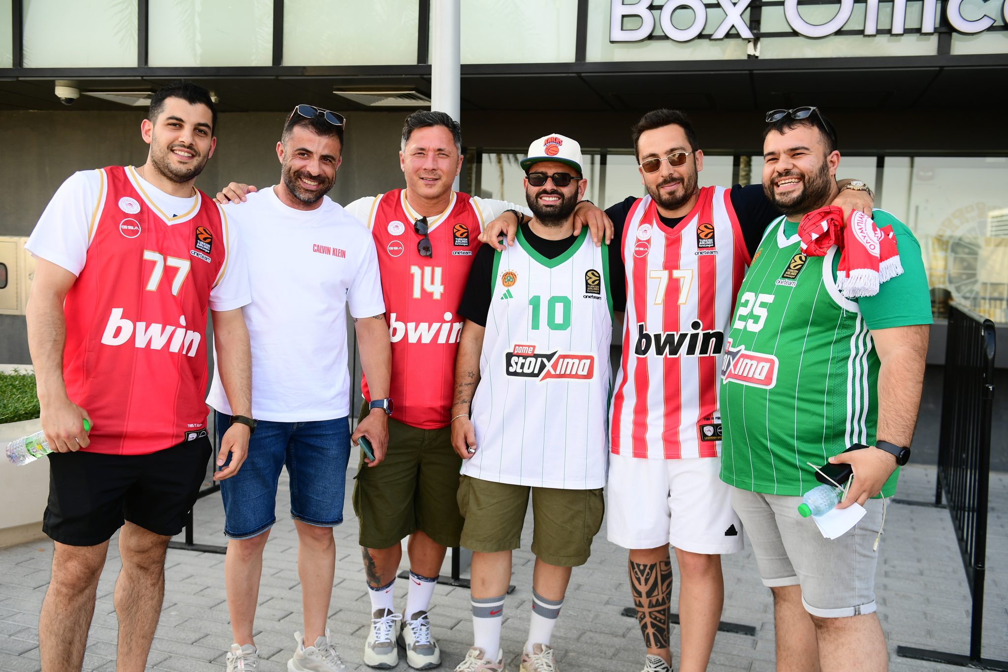 Euroleague: Φίλαθλοι του Ολυμπιακού και του Παναθηναϊκού ποζάρουν μαζί λίγο πριν την έναρξη του Final Four (pics)